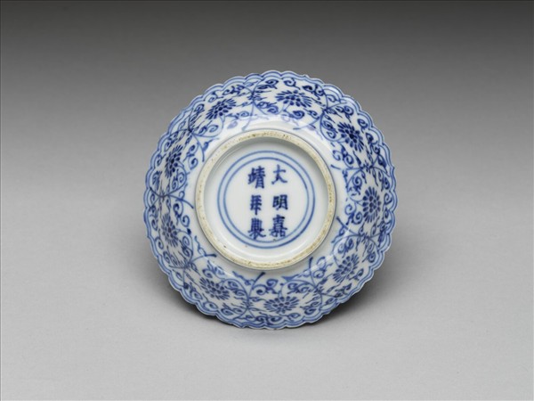 青花菊瓣口番蓮紋碟