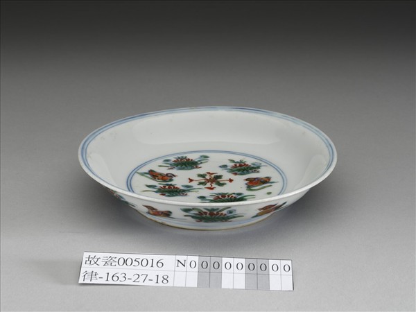 鬥彩蓮塘鴛鴦圖碟