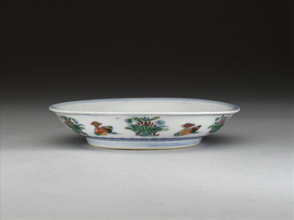 鬥彩蓮塘鴛鴦圖碟