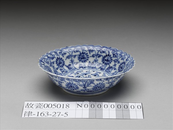 青花纏枝花卉紋菊花式盤