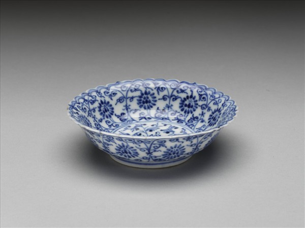 青花纏枝花卉紋菊花式盤