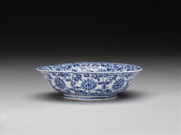 青花纏枝花卉紋菊花式盤