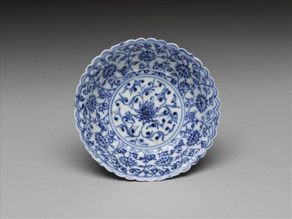 青花纏枝花卉紋菊花式盤