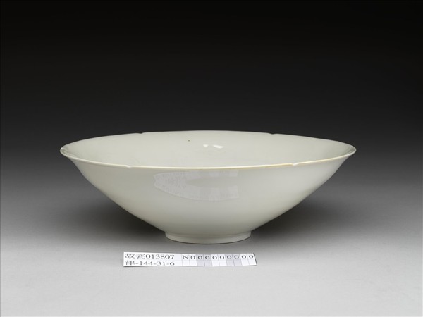 甜白釉暗花龍紋葵口碗