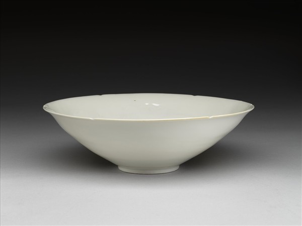 甜白釉暗花龍紋葵口碗