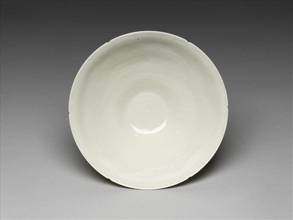 甜白釉暗花龍紋葵口碗