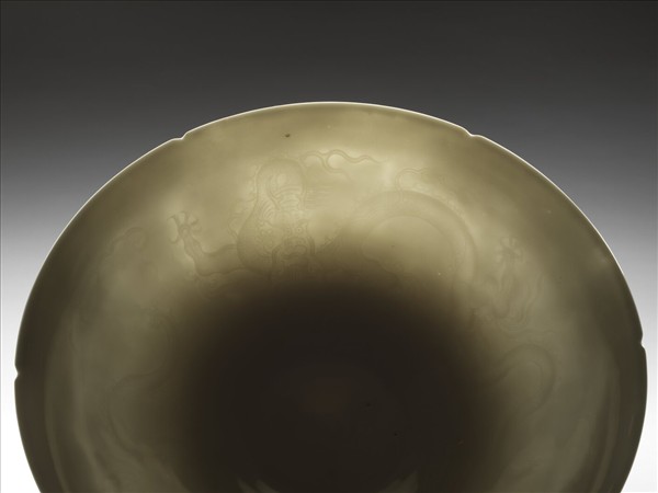 甜白釉暗花龍紋葵口碗