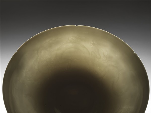 甜白釉暗花龍紋葵口碗