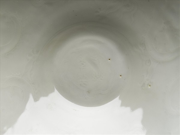 甜白釉暗花龍紋葵口碗