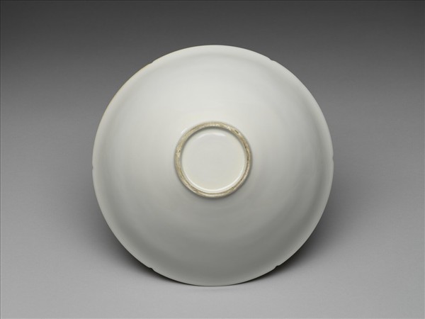 甜白釉暗花龍紋葵口碗