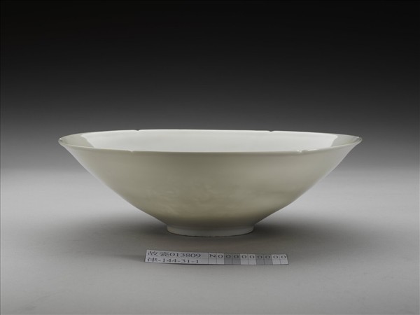 甜白釉暗花龍紋葵口碗