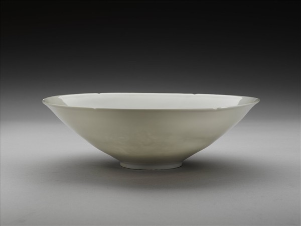 甜白釉暗花龍紋葵口碗