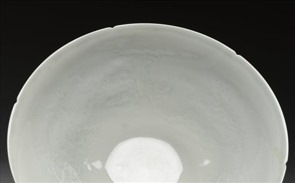 甜白釉暗花龍紋葵口碗