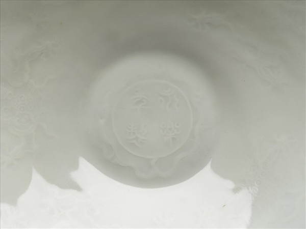 甜白釉暗花龍紋葵口碗