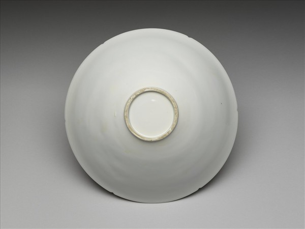 甜白釉暗花龍紋葵口碗