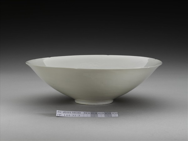 甜白釉暗花龍紋葵口碗