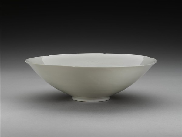 甜白釉暗花龍紋葵口碗