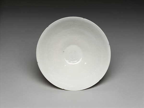 甜白釉暗花龍紋葵口碗