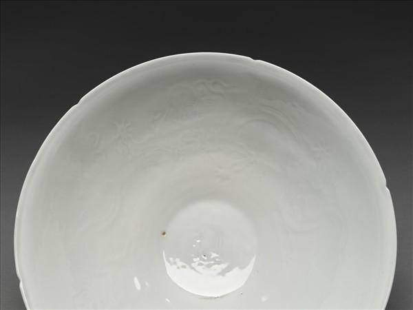 甜白釉暗花龍紋葵口碗