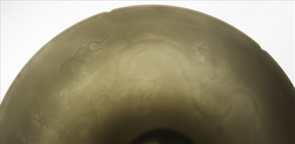 甜白釉暗花龍紋葵口碗