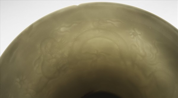 甜白釉暗花龍紋葵口碗