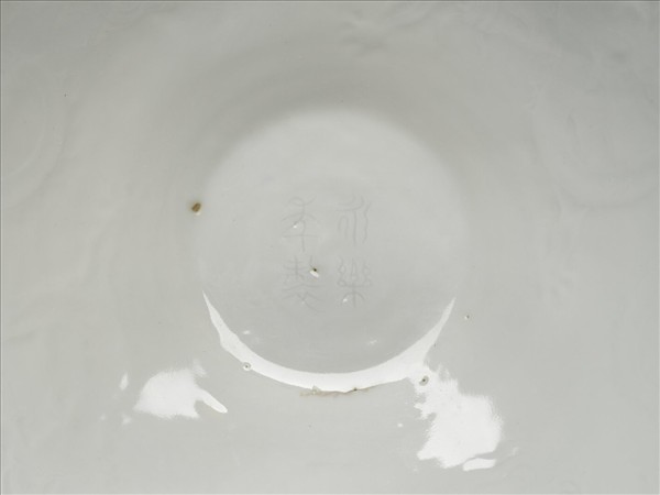 甜白釉暗花龍紋葵口碗