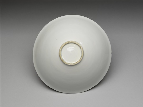 甜白釉暗花龍紋葵口碗