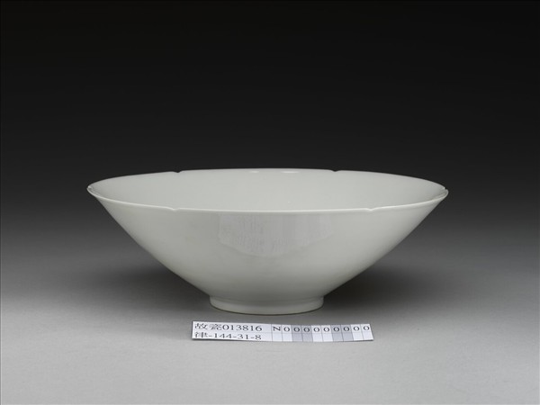 甜白釉暗花龍紋葵口碗