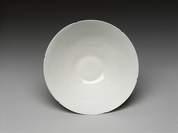 甜白釉暗花龍紋葵口碗