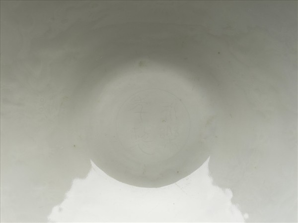 甜白釉暗花龍紋葵口碗