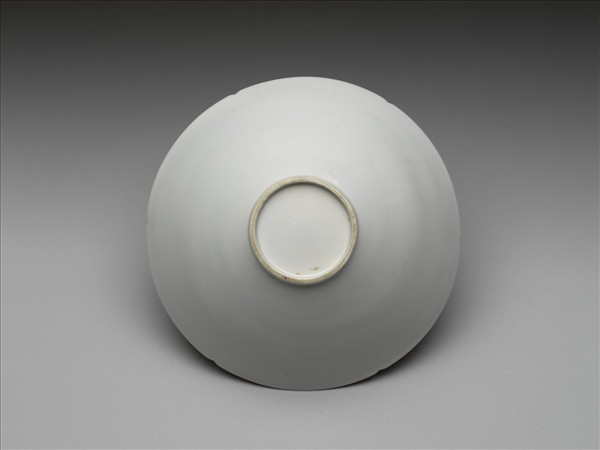 甜白釉暗花龍紋葵口碗