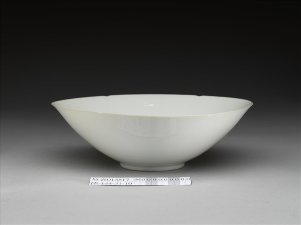 甜白釉暗花龍紋葵口碗