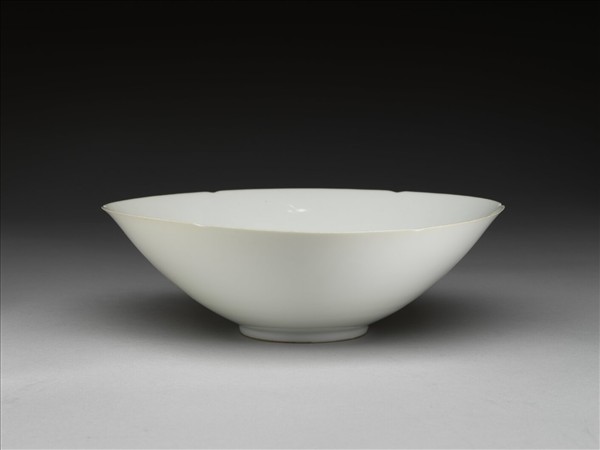 甜白釉暗花龍紋葵口碗