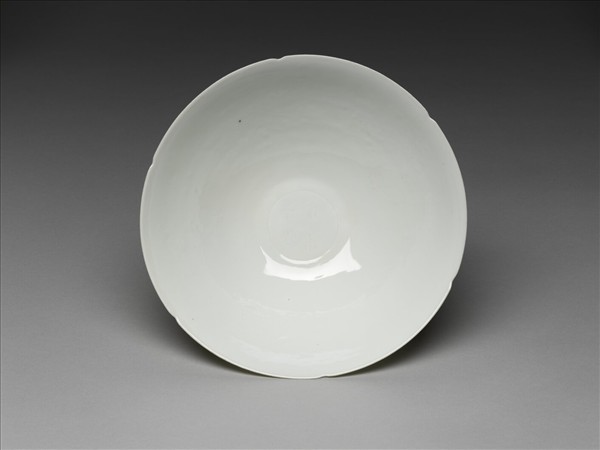 甜白釉暗花龍紋葵口碗