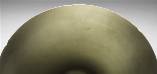 甜白釉暗花龍紋葵口碗