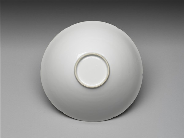 甜白釉暗花龍紋葵口碗