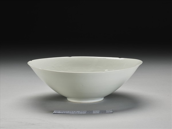 甜白釉暗花龍紋葵口碗