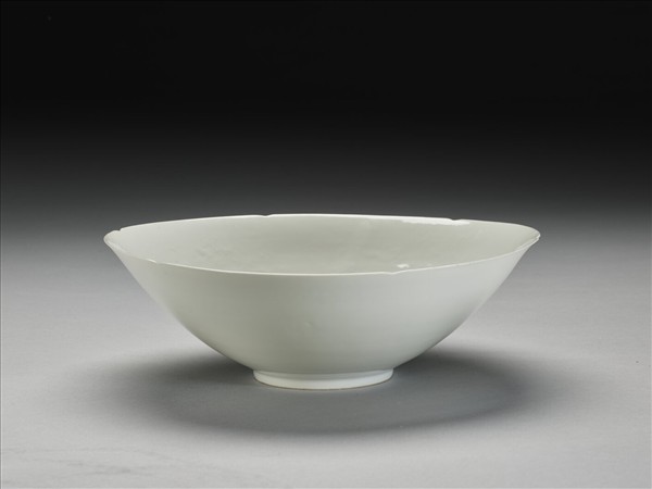 甜白釉暗花龍紋葵口碗