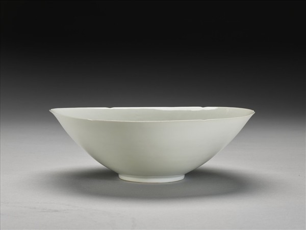 甜白釉暗花龍紋葵口碗