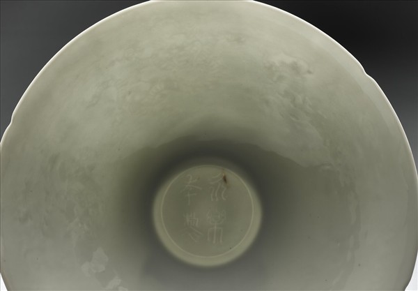 甜白釉暗花龍紋葵口碗