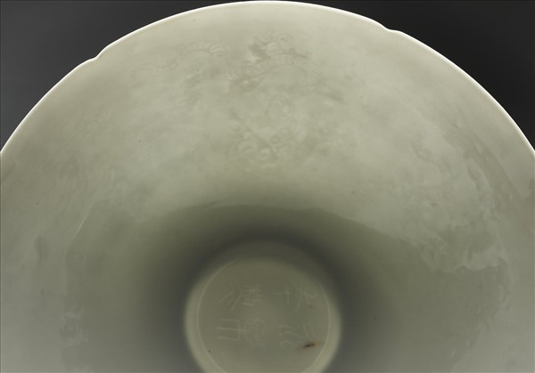 甜白釉暗花龍紋葵口碗