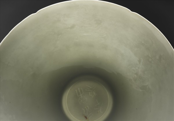 甜白釉暗花龍紋葵口碗