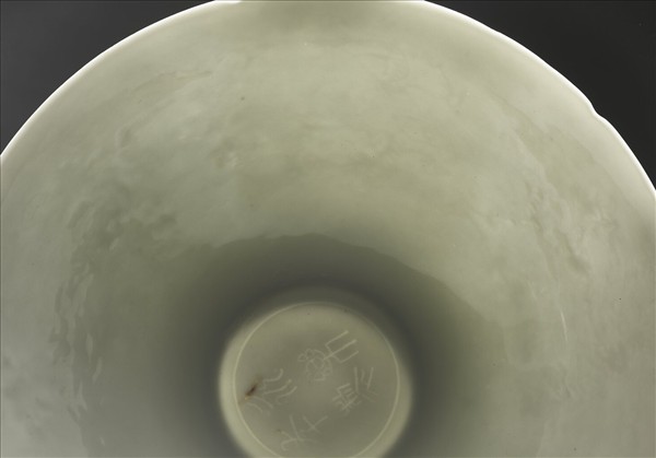 甜白釉暗花龍紋葵口碗