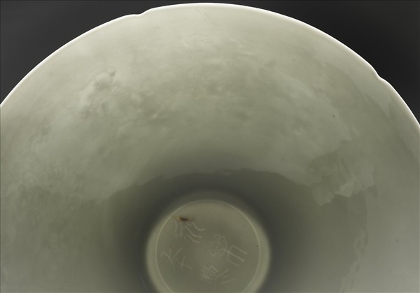 甜白釉暗花龍紋葵口碗