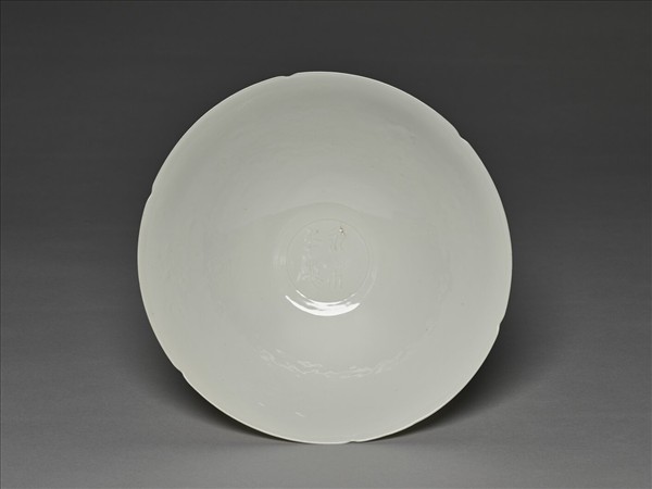 甜白釉暗花龍紋葵口碗