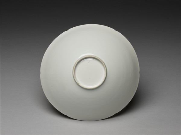 甜白釉暗花龍紋葵口碗