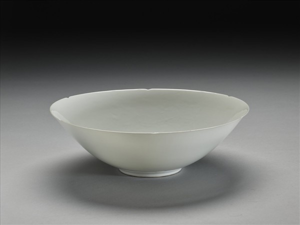 甜白釉暗花龍紋葵口碗