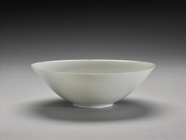 甜白釉暗花龍紋葵口碗