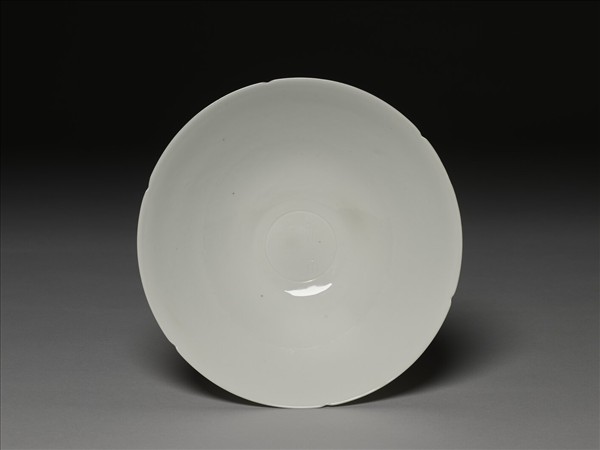 甜白釉暗花龍紋葵口碗