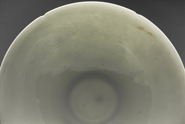 甜白釉暗花龍紋葵口碗